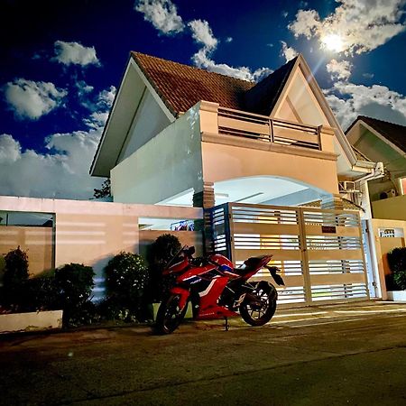 Hillary Timog Park Homes Angeles Esterno foto