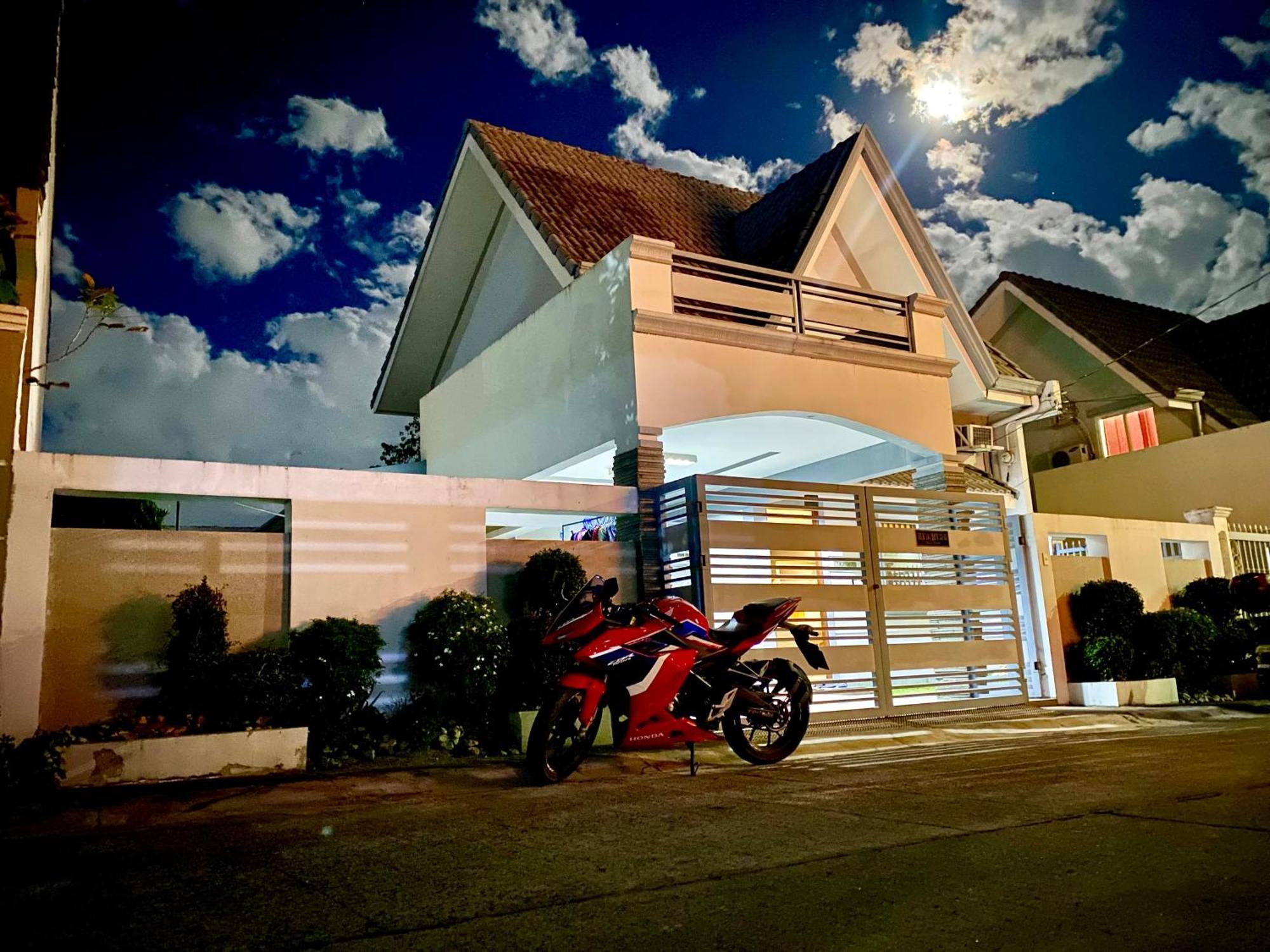 Hillary Timog Park Homes Angeles Esterno foto